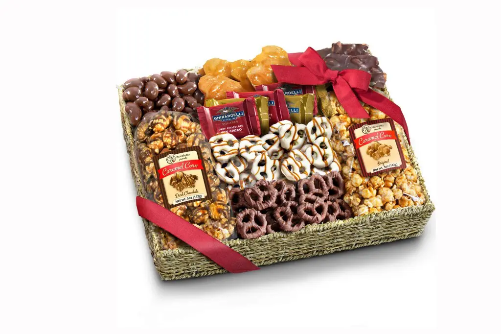 Spread the Cheer of Christmas with Thoughtful Hamper Surprises